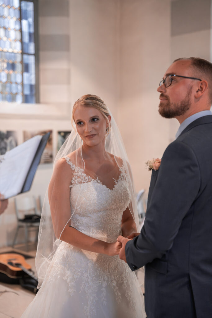 Das Brautpaar hört der Pastorin gespannt zu