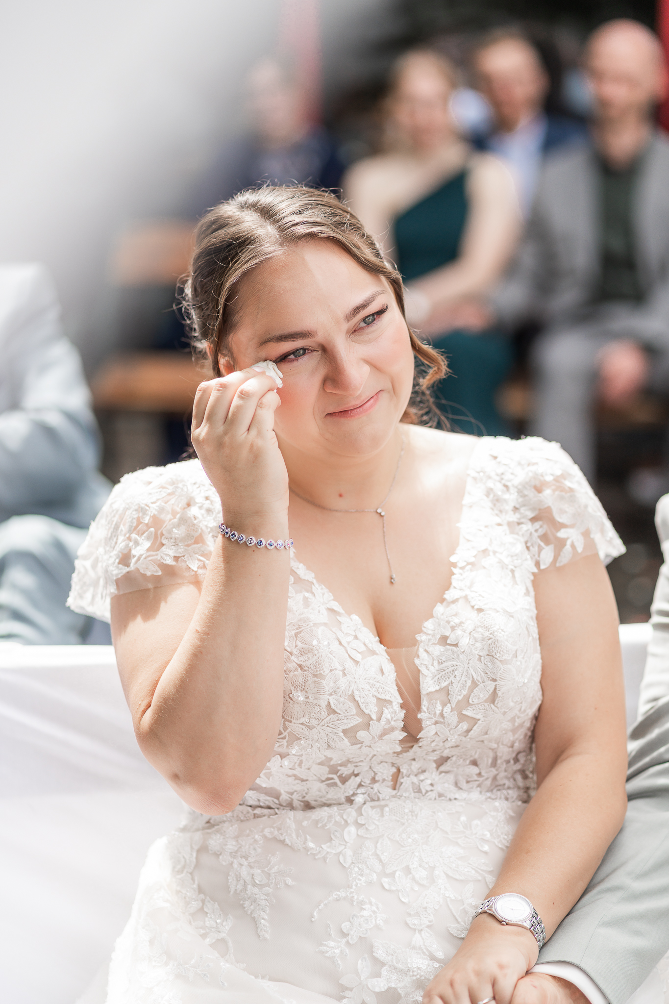 Emotionale Braut mit Tränen während der Zeremonie